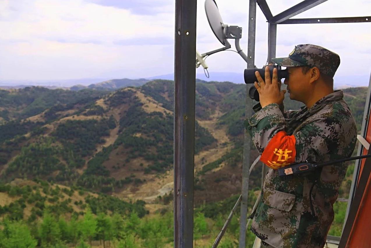 林業(yè)巡護(hù)員在瞭望塔觀察